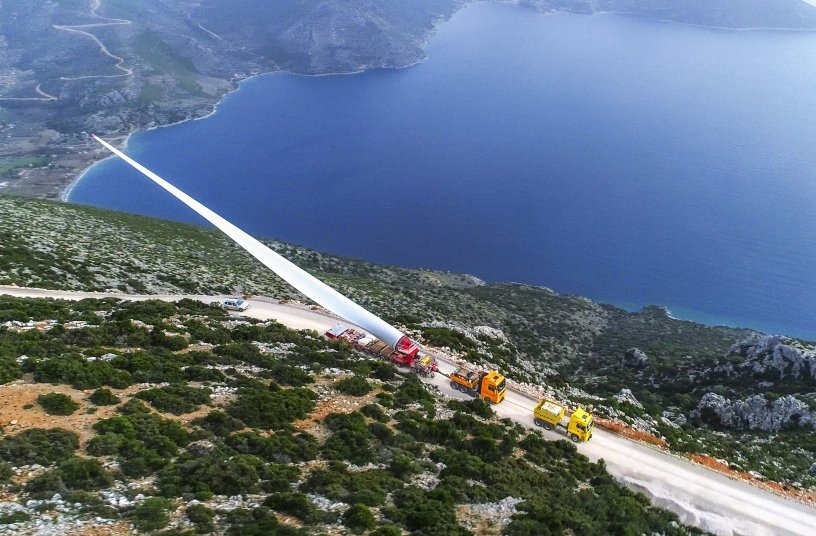 Goldhofer’s FTV 550 has already demonstrated that extra-long wind turbine rotor blades can be safely transported through built-up areas and round tight bends to reach the most remote locations. <br> Image source: GOLDHOFER; Anipsotiki