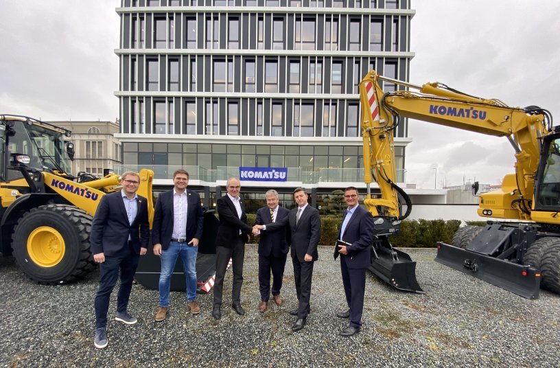 Representatives of the companies GP Günter Papenburg AG, Klaus Papenburg (CEO), Schlüter Baumaschinen GmbH, Thomas Schlüter (CEO) with Maximilian Schlüter (Manager Compact Center) und Thomas Schlüter jr. (Product Manager Digital Construction Site), Komatsu Europe International, Göksel Güner (COO) as well as Marco Maschke (Manager German Office), during an appointment in the Komatsu manufacturing plant in Hannover.<br>IMAGE SOURCE: Komatsu Europe International N.V.​
