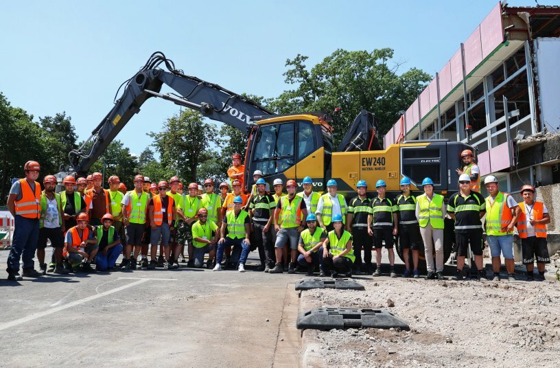 Partners in the project from across Volvo CE, Volvo Trucks, Metzner Recycling, Siemens Real Estate, Robert Aebi and Husqvarna Construction.  <br>IMAGE SOURCE: Volvo Construction Equipment