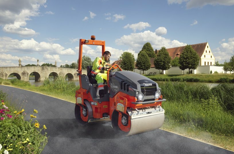 Battery-electric tandem rollers such as the HD 12e VO with one vibration and one oscillation drum are ideal for compaction work in areas particularly sensitive to noise and vibration.<br>IMAGE SOURCE: WIRTGEN GROUP