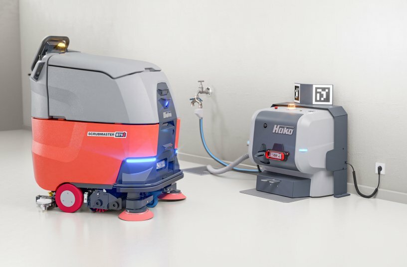 Befüllen, Entleeren und Aufladen in Park-position: Der Scrubmaster B75 i koppelt sich selbstständig an die kompakte Dockingstation (Option) an. Automatisch wird das Schmutzwasser ent¬leert und das Frischwasser zugeführt und die Batterien werden geladen.<br>BILDQUELLE: Hako GmbH