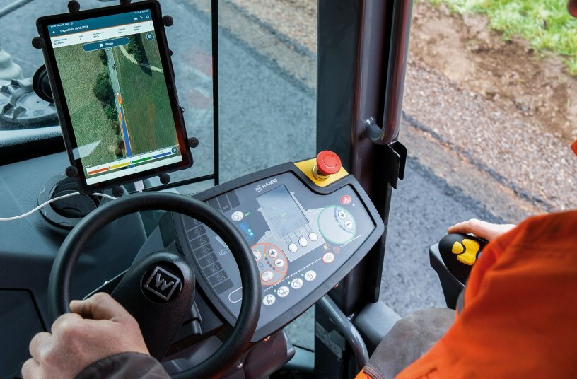 The Track Assist app for Android provides the operator with the key compaction parameters, such as the number of double passes, real-time density values, temperature limits, reversing points or even the degree of compaction and compaction progress. <br>IMAGE SOURCE: WIRTGEN GROUP