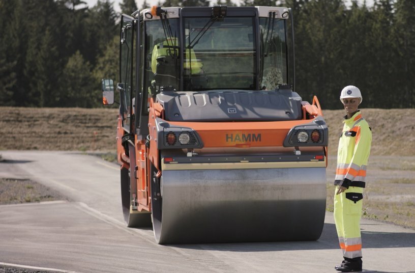 Machines brake or stop upon automatic detection of people, machines and other obstacles. By including an interface, Hamm provides a solution for integrating collision prevention systems. Soon a complete solution will also be available ex works.<br>IMAGE SOURCE: WIRTGEN GROUP