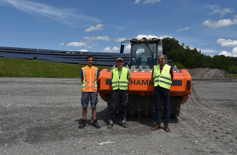 The team at the mixed-waste landfill site for the Tirschenreuth district from left to right: Andreas Meyer (environmental engineer), Robert Schaumberger (roller driver), Markus Döberl (roller driver in the roller), Peter Förster (manager of the mixed-waste landfill site). <br> Image source: WIRTGEN GROUP