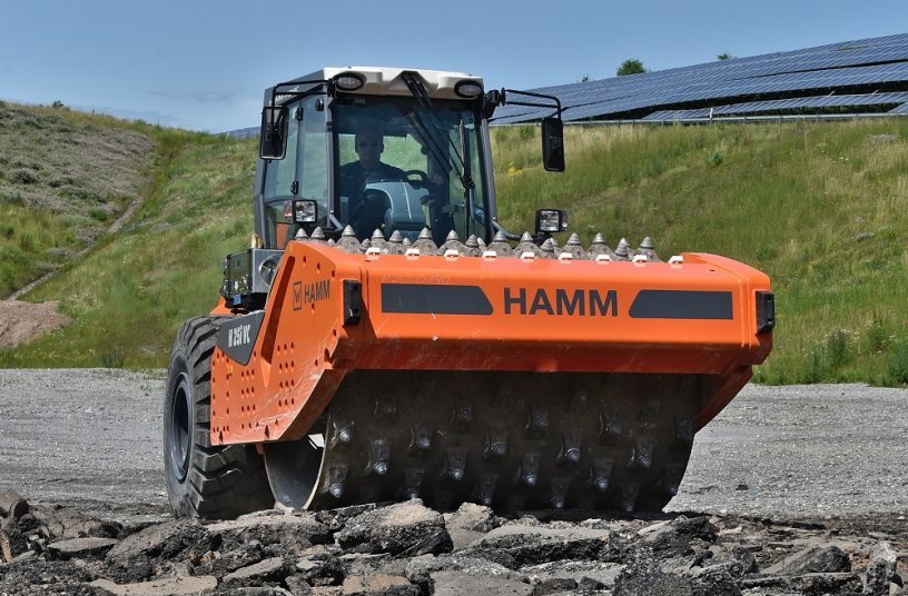 The H 25i VC compactor from Hamm is also able to crush rubble consisting of road construction material containing tar, which is also stored at the landfill site, without any hassle. <br> Image source: WIRTGEN GROUP