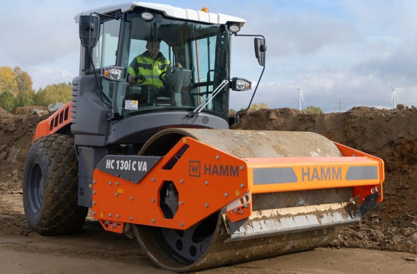 Neuer Hamm Walzenzug mit Smart Compact: Nach den bereits eingeführten Walzenzügen HC 200i C VA und HC 250i C VA steht mit der HC 130i C VA nun auch ein entsprechendes Modell im 13 t Segment zur Verfügung.<br>BILDQUELLE: WIRTGEN GROUP