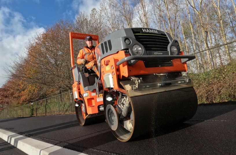 “The machine works extremely quietly yet still has a high compaction force – I didn’t notice any difference. Another good thing is that the machine is operated in exactly the same way as the diesel machine, meaning that I could just get going straight away. I also liked the driving and steering behaviour,” explains Vincent van Tiul, a roller operator working in the Dutch town of Mijdrecht. <br>IMAGE SOURCE: WIRTGEN GROUP