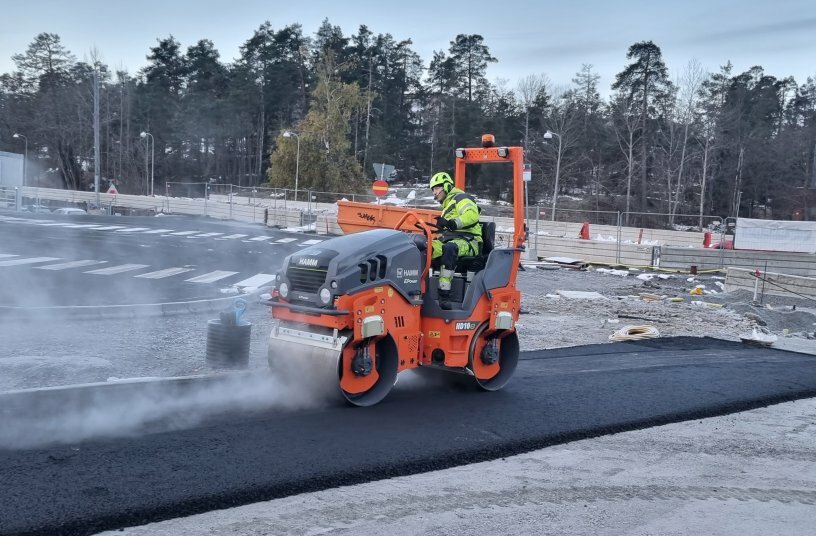The HD CompactLine series tandem rollers not only produce zero local emissions, but also keep delivering high compaction power even in low temperatures, such as those experienced here in Sweden.<br>IMAGE SOURCE: WIRTGEN GROUP