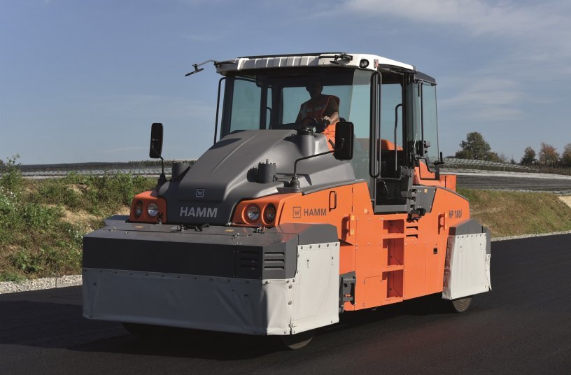The new, diesel-powered tyre heating is available as an option ex works at Hamm. The image shows an HP 180i with new tyre heating compacting a 9 m wide base course for a bypass road in Friedrichshafen.<br> Image source: WIRTGEN GROUP; Hamm