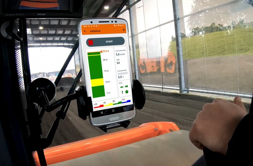 Smart Doc, die Android- App von Hamm, zeigt in Echtzeit, wie sich die Verdichtung mit der jeweiligen Überfahrt entwickelt. Für unerfahrene Fahrer ist sie bei der Einarbeitung eine sehr große Hilfe. <br> Bildquelle: WIRTGEN GROUP; Hamm