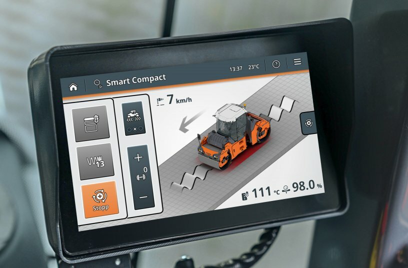 Integration von Echtzeit-Dichte in Hamm Smart Compact: Die automatische Regelung der Verdichtungskraft und -modi auf Basis der Echtzeit-Dichte (im Display unten rechts in %) bietet entscheidende Vorteile für Baufirmen bei der qualitativen Beurteilung der Verdichtung.<br>BILDQUELLE: WIRTGEN GROUP