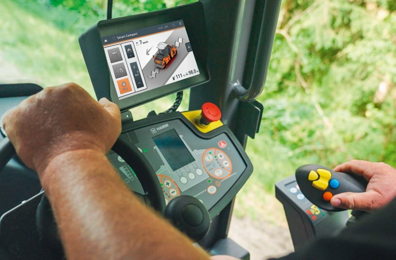 Easy to operate: Smart Compact Pro is intuitive to use thanks to the corresponding display. The highest compaction quality, which is achieved through automated compaction based on real-time density, is therefore possible even without years of experience.<br>IMAGE SOURCE: WIRTGEN GROUP