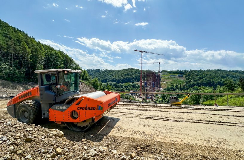 HC 200i C: Hohe Zentrifugalkräfte von bis zu 350 kN, hohes Drehmoment für Steigfähigkeit von bis zu 62 %. <br>BILDQUELLE: WIRTGEN GROUP