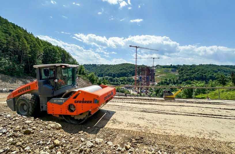 HC 200i C: High centrifugal forces of up to 350 kN, high torque for gradeability of up to 62%.<br>IMAGE SOURCE: WIRTGEN GROUP