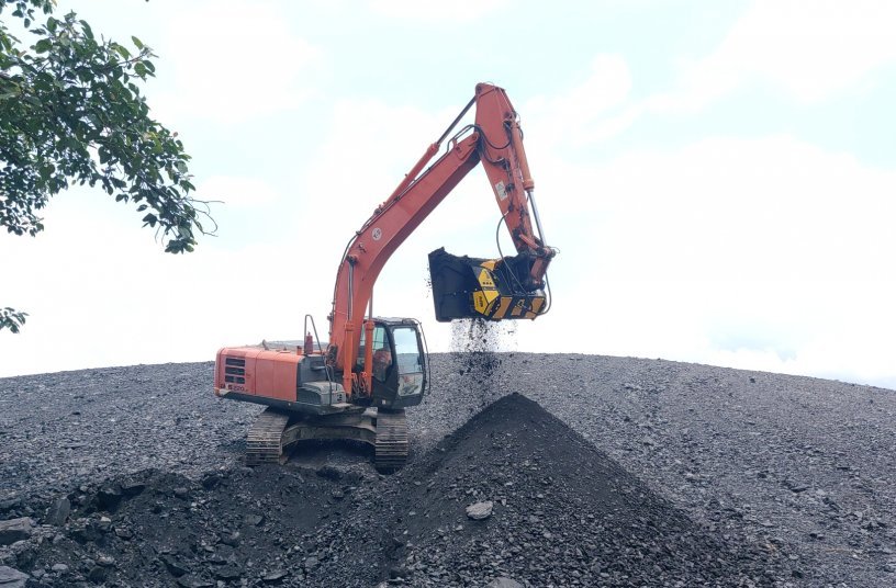 HDS320 Hitachi Zaxis 220XL <br> Image source: MB Crusher Press Office