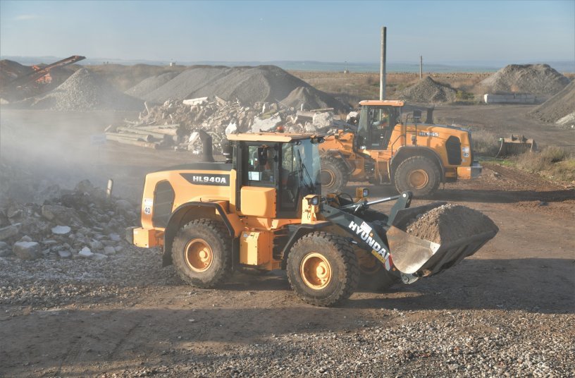 With its 2.5-m3 bucket and a reach dumping height of 2.765 mm, this loader is capableof loading even large quantities of recyclable materials. <br> Image source: Hyundai Construction Equipment Europe