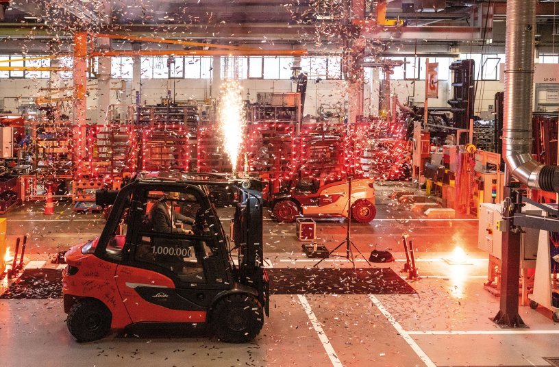 A dazzling indoor fireworks display marked the occasion as the one-millionth counterbalance truck produced at Linde Material Handling’s Aschaffenburg plant left the assembly line. Photo: Linde Material Handling GmbH, Aschaffenburg