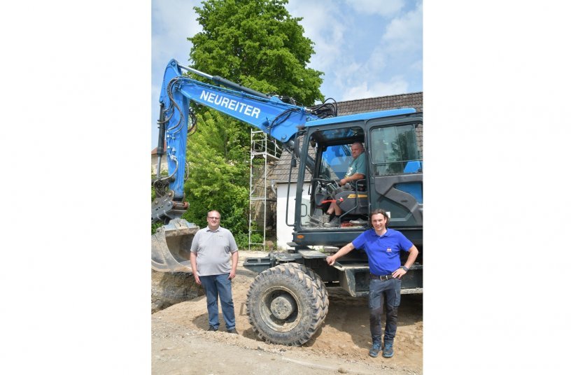 Michael Scherzer (left), Customer Consultant at Engelhardt Baumaschinen based  in the town of Schopfloch, maintains close contact with his Hyundai client  Xaver Neureiter. <br> Image source: Hyundai/OB