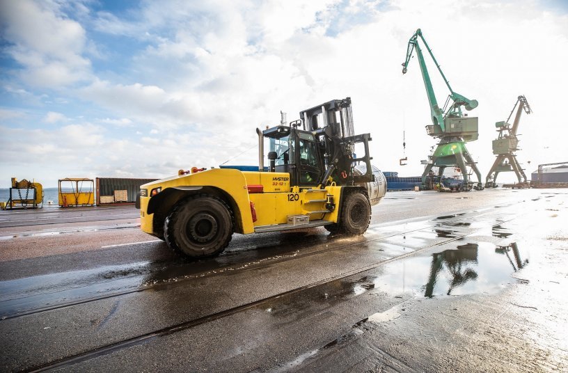 Hyster® telematics keeps lift truck drivers on track for heavy metal handling<br>IMAGE SOURCE: Hyster Europe