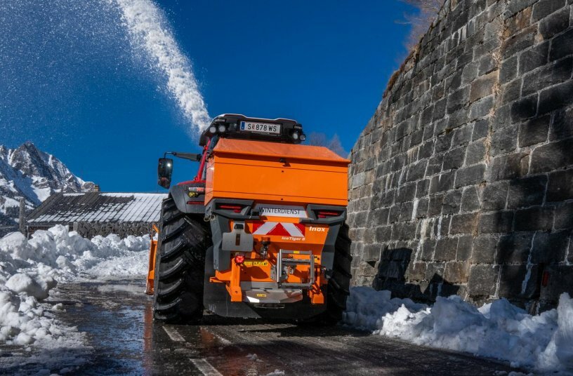 IceTiger S Inox winter salt spreader with a hopper capacity of 380 l to 920 l <br>IMAGE SOURCE: AMAZONEN-WERKE H. DREYER SE & Co. KG