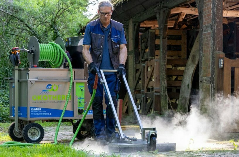 ÖKOTHERM – The environmentally friendly solution for weed control<br>IMAGE SOURCE: Stadiko Maßgeschneiderte Reinigungstechnik