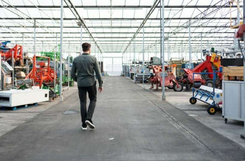 Co-owner Maurijn Duijndam walking through the storage of Duijndam Machines<br>BILDQUELLE: Duijndam Machines