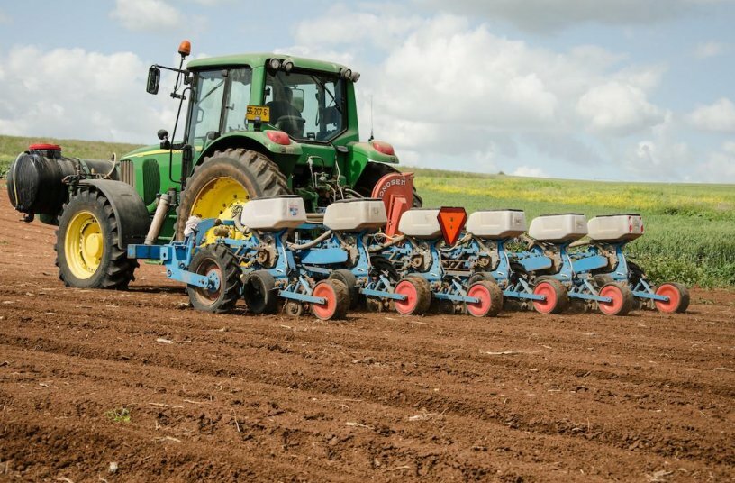 6 Row planting machine in action on the field<br>BILDQUELLE: Duijndam Machines