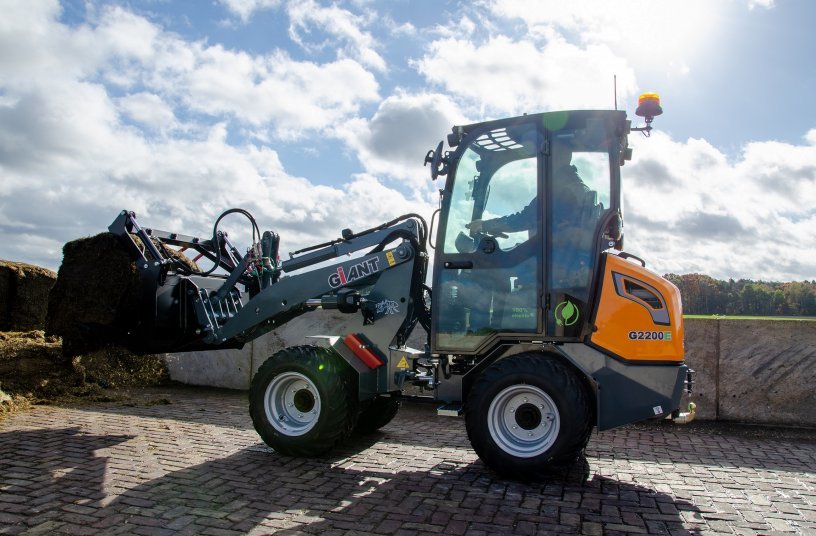 The electric G2200E with cabin <br> Image source: TOBROCO-GIANT 