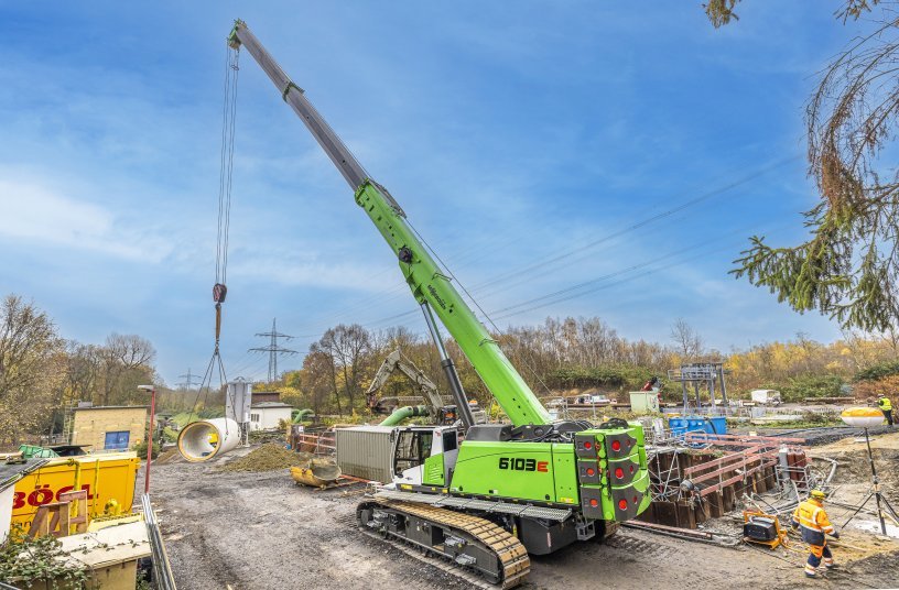 SENNEBOGEN is launching a new 100 t telescopic crawler crane on the market with the new 6103 E. The new machine complements the product portfolio and is attracting interest in particular with its boom length of up to 62 m and numerous equipment solutions for construction and civil engineering applications.<br> Image source: SENNEBOGEN Maschinenfabrik GmbH