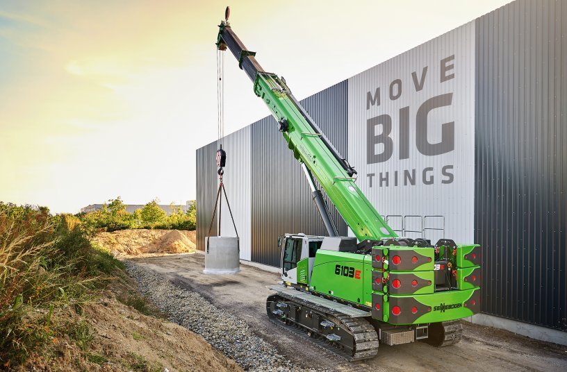 SENNEBOGEN is launching a new 100 t telescopic crawler crane on the market with the new 6103 E. The new machine complements the product portfolio and is attracting interest in particular with its boom length of up to 62 m and numerous equipment solutions for construction and civil engineering applications.<br>IMAGE SOURCE: SENNEBOGEN Maschinenfabrik GmbH