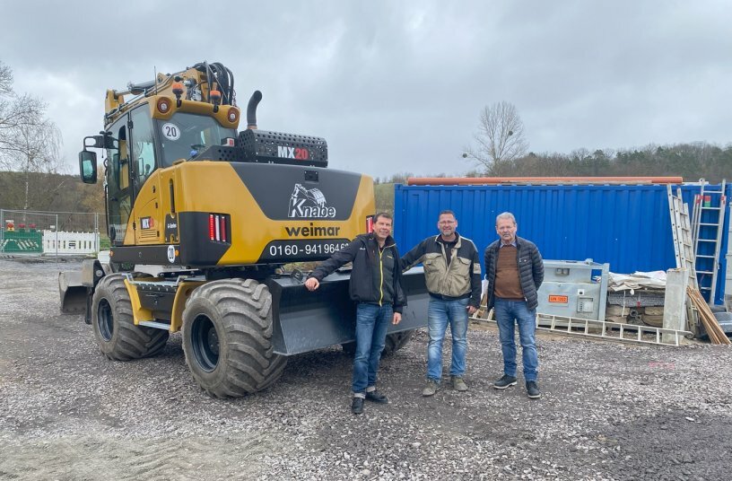 Dominik Meinecke, Tobias Knabe und Thomas Knabe am Bagger<br>BILDQUELLE: Hydrema Baumaschinen GmbH