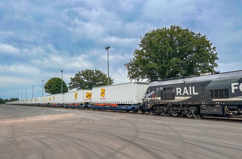 Trailer delivery for Geis<br>IMAGE SOURCE: Fahrzeugwerk Bernard KRONE GmbH & Co. KG