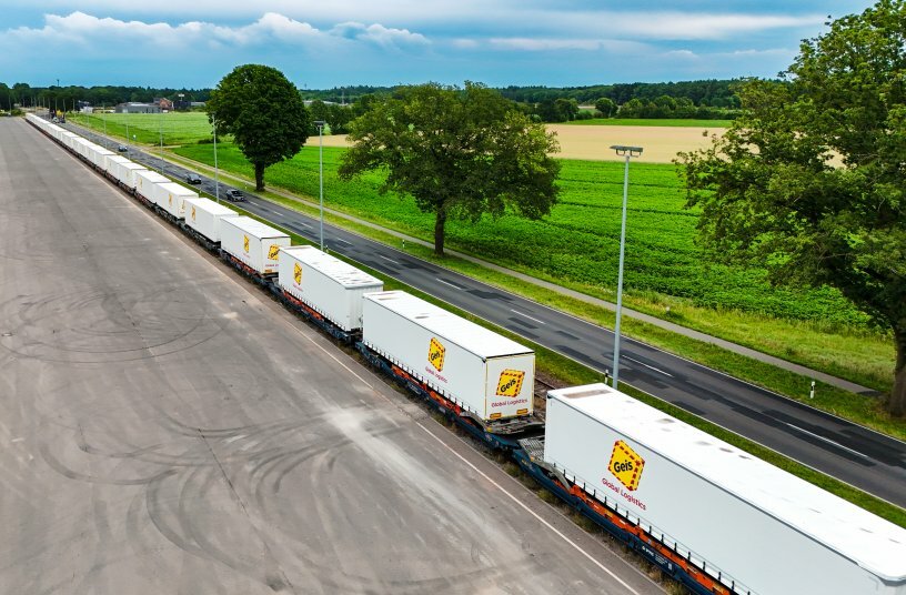 Trailer delivery for Geis<br>IMAGE SOURCE: Fahrzeugwerk Bernard KRONE GmbH & Co. KG
