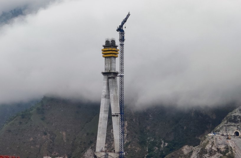 A Comansa 21CM550 tower crane is working on the construction of the first cable-stayed railway bridge in India. <br> Image source: COMANSA