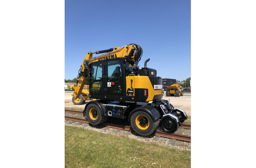Einmal unter reellen Bedingungen des MX-Rail selbst fahren: Das ist ein Wunsch der nun in Erfüllung gehen kann. Auf dem werkseigenen, über 160 Meter langem Gleis, kann der neue MX-Rail getestet werden. Der Prozess zur Zulassung für das deutsche Gleis ist eingeleitet.<br>BILDQUELLE: Hydrema Baumaschinen GmbH