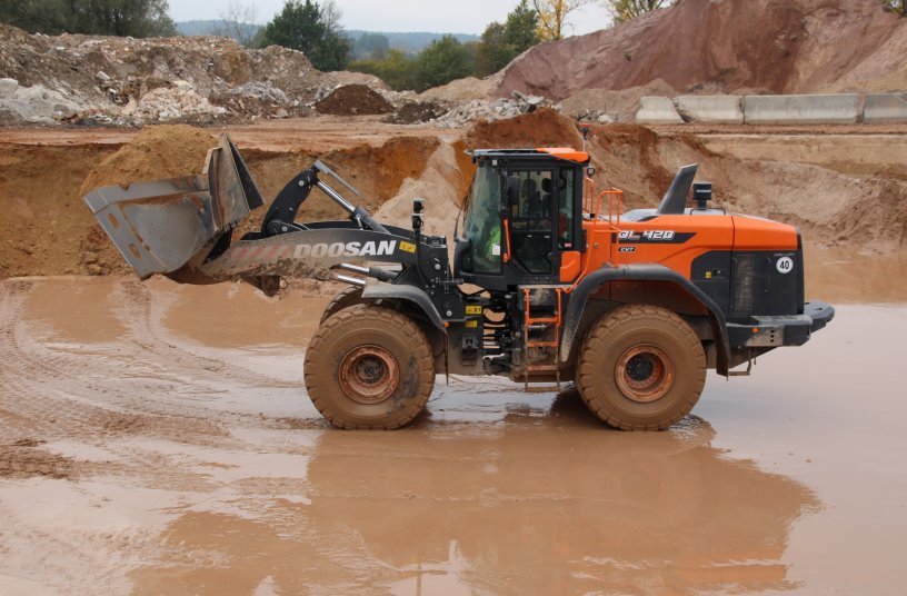 New Wheel Loader Slashes Fuel Costs per Tonne of Sand<br>IMAGE SOURCE: DOOSAN INFRACORE EUROPE S.R.O.