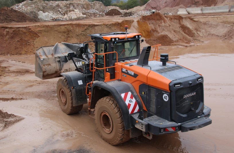 New Wheel Loader Slashes Fuel Costs per Tonne of Sand<br>IMAGE SOURCE: DOOSAN INFRACORE EUROPE S.R.O.