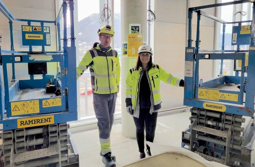 SATISFIED CONTRACTOR: ”We are located on a large and cramped construction site in the center, and by using the new system we get far fewer players to deal with and far less traffic through the construction area,” explains Edvin Hesjedal from LAB Entreprenør AS; here with Ramirent sales representative Ingunn Pedersen<br>IMAGE SOURCE: Ramirent