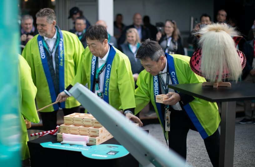 Ceremonial handover during Intermat symbolizing prosperity and success<br>IMAGE SOURCE: Kobelco Construction Machinery Co., Ltd
