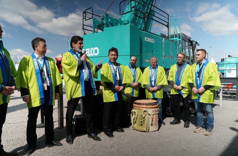 Ceremonial handover during Intermat symbolizing prosperity and success<br>IMAGE SOURCE: Kobelco Construction Machinery Co., Ltd
