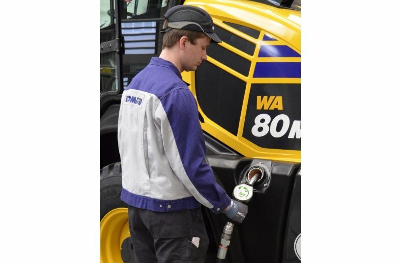 Betankung einer Komatsu-Maschine mit HVO bei KGC in Hannover<br>BILDQUELLE: KUHN Holding GmbH; Komatsu 