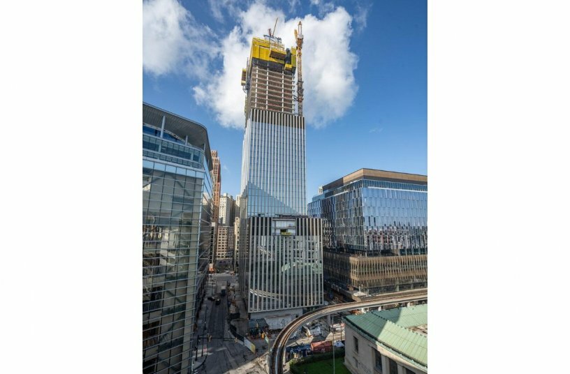 For slab edge protection the self-climbing Xclimb 60 Protection screen was applied at Hudson’s Site.<br>IMAGE SOURCE: Doka GmbH