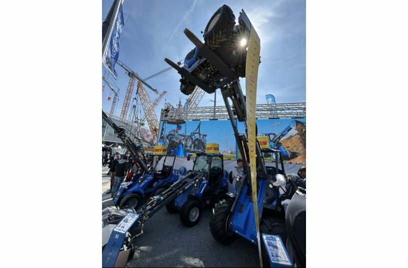 Hubhöhen-Beweis: Geräte der 11er-Serie wuchten allerlei Gegenstände – auch den kleinen Bruder – mit bis zu 2.620 kg auf bis zu 3,70 Meter.<br>BILDQUELLE: MultiOne Deutschland GmbH