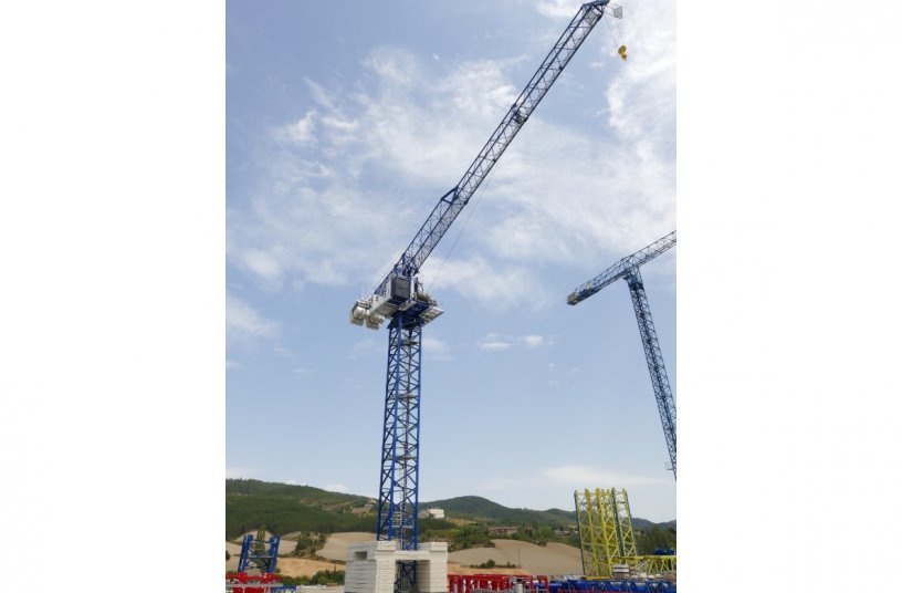 New LCH300 hydraulic luffing jib crane from Comansa.<br>IMAGE SOURCE: COMANSA
