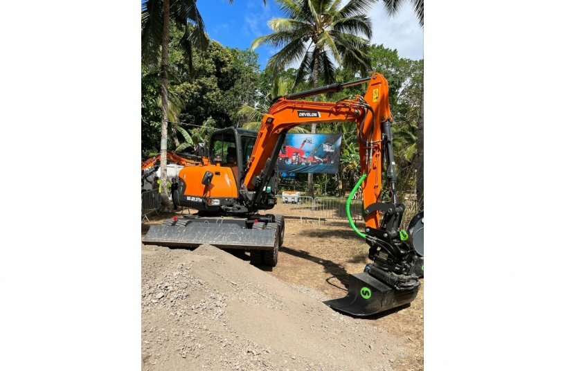 Mayotte Develon XTREM PRO<br>IMAGE SOURCE: DIEU PR; DEVELON