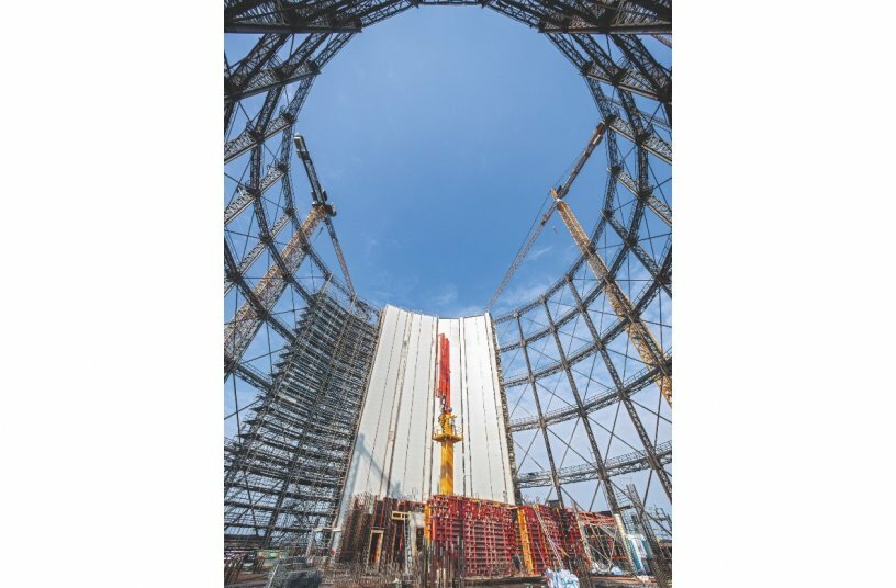The 75-m-high historic steel structure of the industrial landmark was sandblasted and provided with corrosion prevention.<br>IMAGE SOURCE: PERI SE