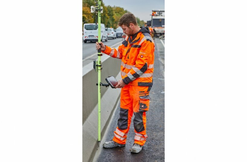 When using the Wirtgen AutoPilot 2.0, the Field Rover is used beforehand to determine the set points of the virtual stringline. The software computes the ideal line for the concrete paving from all the measured points. <br>IMAGE SOURCE: WIRTGEN GROUP