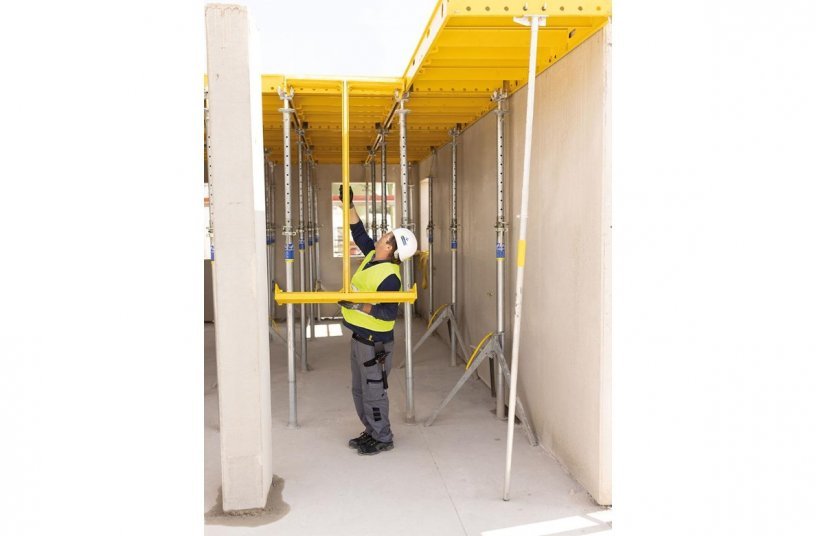 The DokaXdek-I frame (demo version) can form slabs ergonomically and safely in a one-person setup.<br>IMAGE SOURCE: Doka GmbH