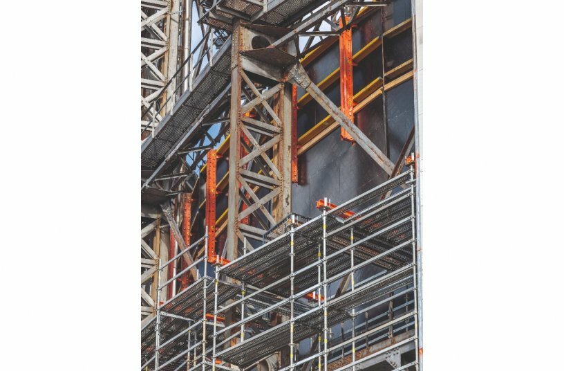 The PERI UP scaffolding solution and the RCS Climbing Protection Panel were planned under one roof, allowing them to be optimally coordinated with each other.<br>IMAGE SOURCE: PERI SE