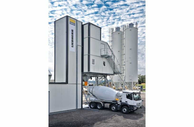World premiere: the modular construction system of the Mobilmix 4.0 concrete mixing plant with 4-m³ twin-shaft mixer offers more freedom for plant configuration and reduces power consumption by up to 30 per cent.<br>IMAGE SOURCE: Liebherr-International AG